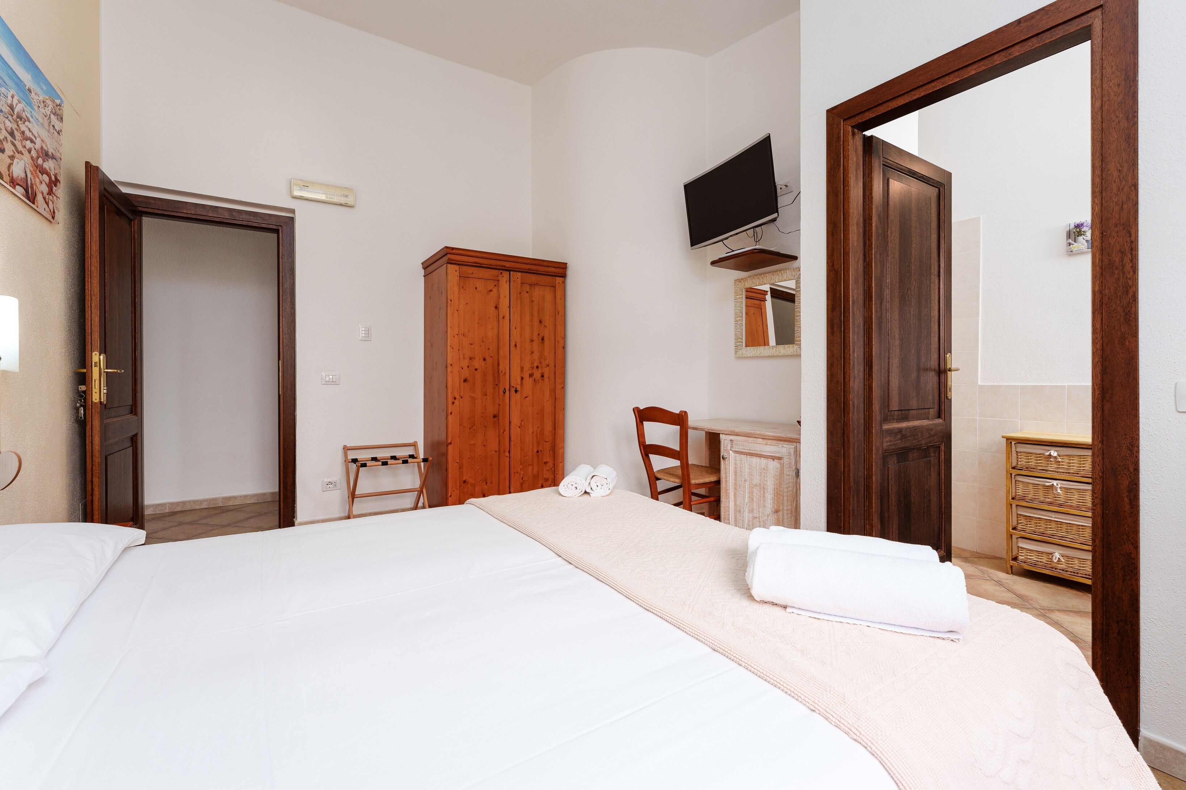 1 dormitori, planxa i posts de planxar, wifi i roba de llit 