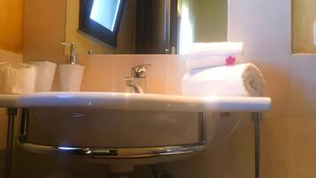 Dusche, Haartrockner, HandtĂŒcher