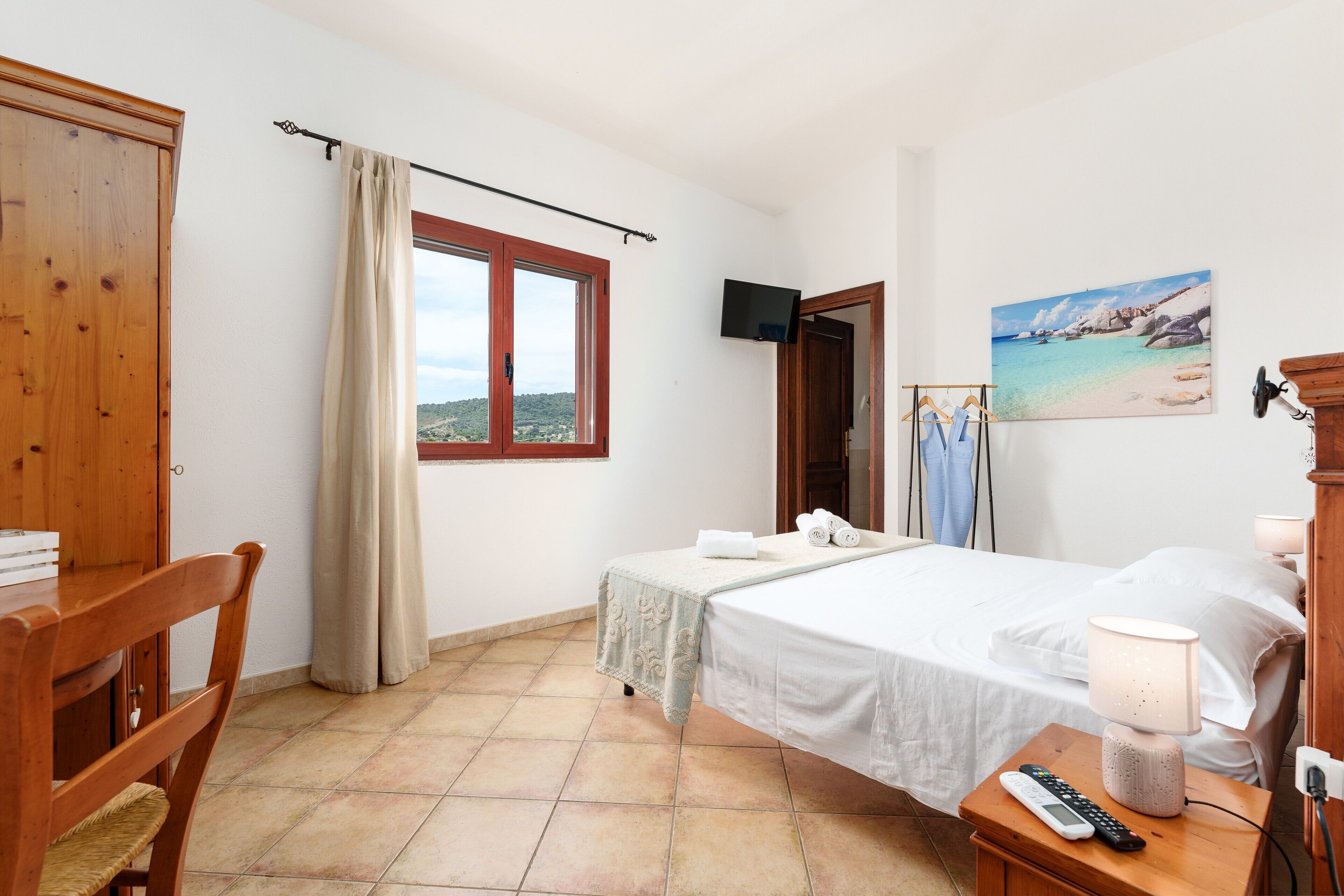 Iron/ironing board, WiFi, bed sheets