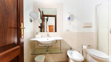 Douche, sèche-cheveux, serviettes fournies