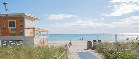 Ein Strandwachtturm mit freiem Blick auf das Meer.