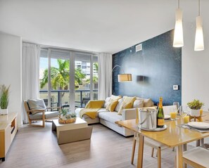 TV, offices - Stunning 1BR · Gym & Resort Pool (Hallandale Beach)