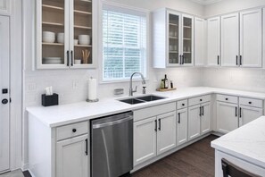 Private kitchen - Henry House|FirePit, Courtyard, BBQ, Near Forsyth (Savannah)