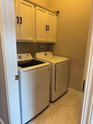 Interior - Henry House|FirePit, Courtyard, BBQ, Near Forsyth (Savannah)