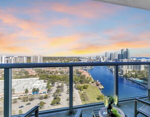 Property grounds - Spacious 1BR · Bay View · Resort Amenities & Pool (Hallandale Beach)