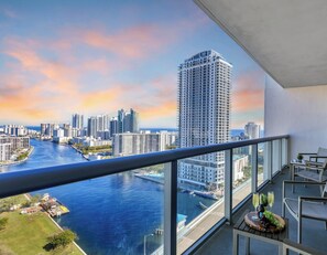 Property grounds - Spacious 1BR · Bay View · Resort Amenities & Pool (Hallandale Beach)