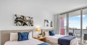 Desk, iron/ironing board, travel cot, WiFi - High-Floor Studio | Pool & GYM (Hallandale Beach)