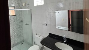 Un bagno con WC, lavandino e doccia.