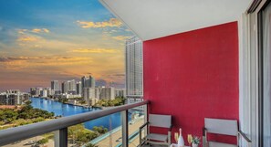 Property grounds - Waterfront Condo 2BR · Beachwalk Resort (Hallandale Beach)