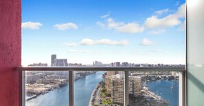 Property grounds - Upper Studio | Intracoastal & Miami Skyline (Hallandale Beach)
