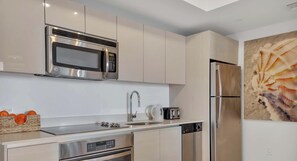 Private kitchen - Bay View 2BR · Beachwalk Resort (Hallandale Beach)