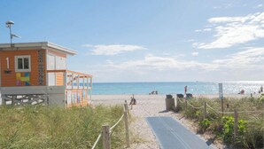Et strandredder-tårn med uhindret udsigt over havet og badegæster.