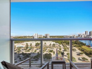 Property grounds - Stylish Studio w/ Intracoastal View & Pool (Hallandale Beach)