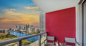 Property grounds - Stylish Studio w/ Intracoastal View & Pool (Hallandale Beach)