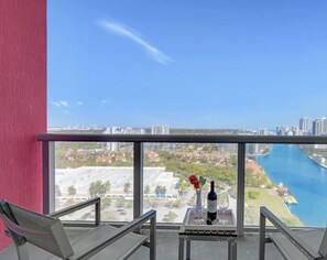Property grounds - Bright Studio | Intracoastal View & Pool (Hallandale Beach)