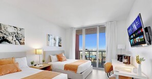 Desk, iron/ironing board, travel cot, WiFi - Bright Studio | Intracoastal View & Pool (Hallandale Beach)