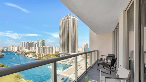 A balcony with a view of a city skyline and a body of water. - Spacious 1BR · Intracoastal View · Resort & Pool (Hallandale Beach)