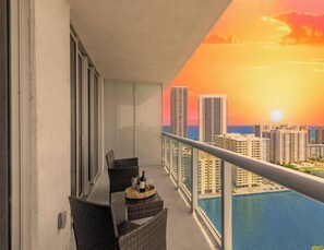 Property grounds - Sunny Apt w/ Intracoastal View | Pool & Gym (Hallandale Beach)