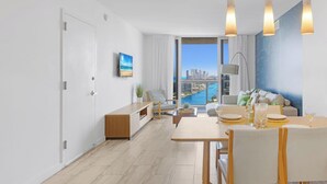 Un comedor moderno con vista al horizonte de la ciudad y una piscina.
