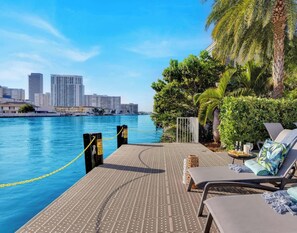 Terrace/patio - Stylish Studio, Marina View & Amazing Pool (Hallandale Beach)