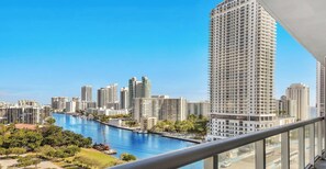 Property grounds - 1BR Marina View, High Floor, Full Kitchen (Hallandale Beach)