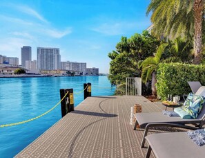 Terrace/patio - 1BR Marina View, High Floor, Full Kitchen (Hallandale Beach)
