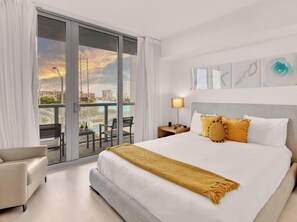 Desk, iron/ironing board, travel cot, WiFi - Resort Living  2BR Gym & Pool (Hallandale Beach)