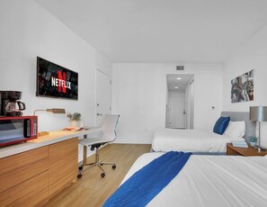 Desk, iron/ironing board, travel cot, WiFi - Stylish Studio Near the Beach | Resort Life (Hallandale Beach)