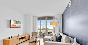TV, offices - Beachwalk 1BR with Stunning Intracoastal View (Hallandale Beach)
