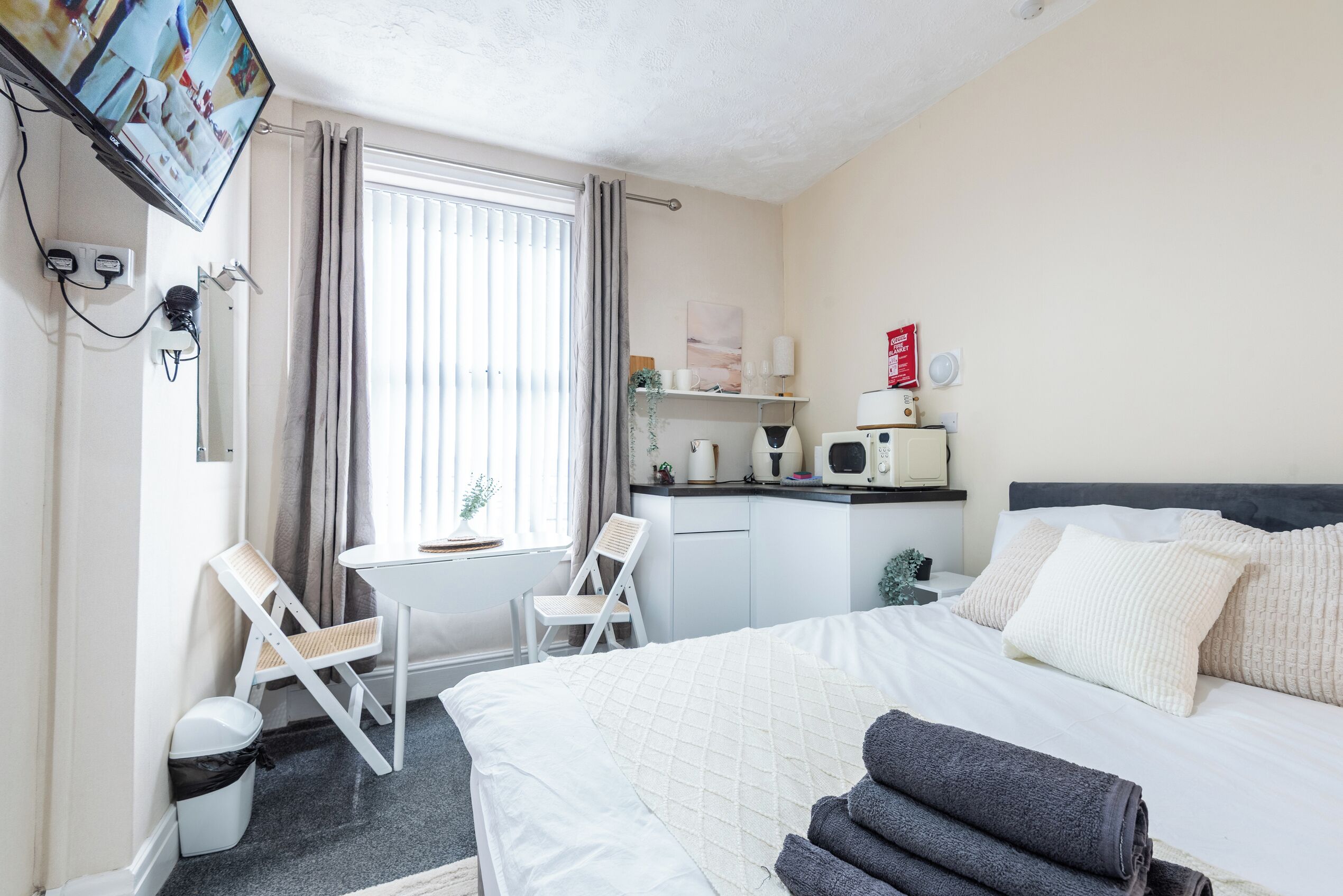 1 bedroom, bed sheets