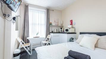 1 bedroom, bed sheets