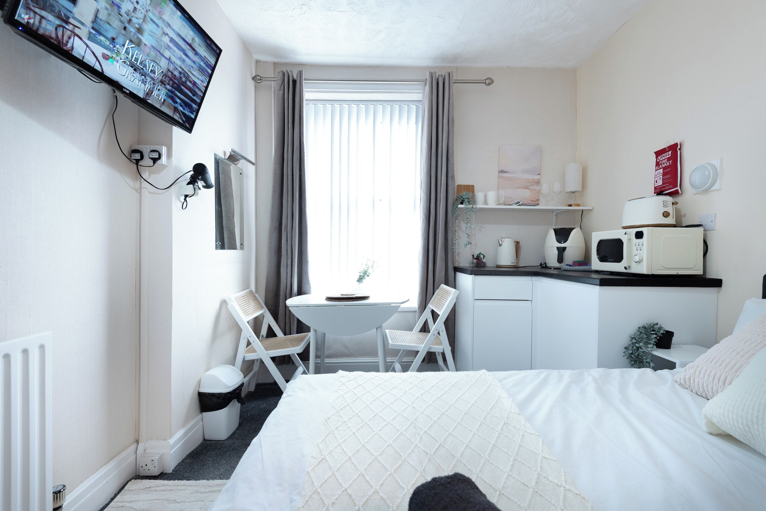 1 bedroom, bed sheets