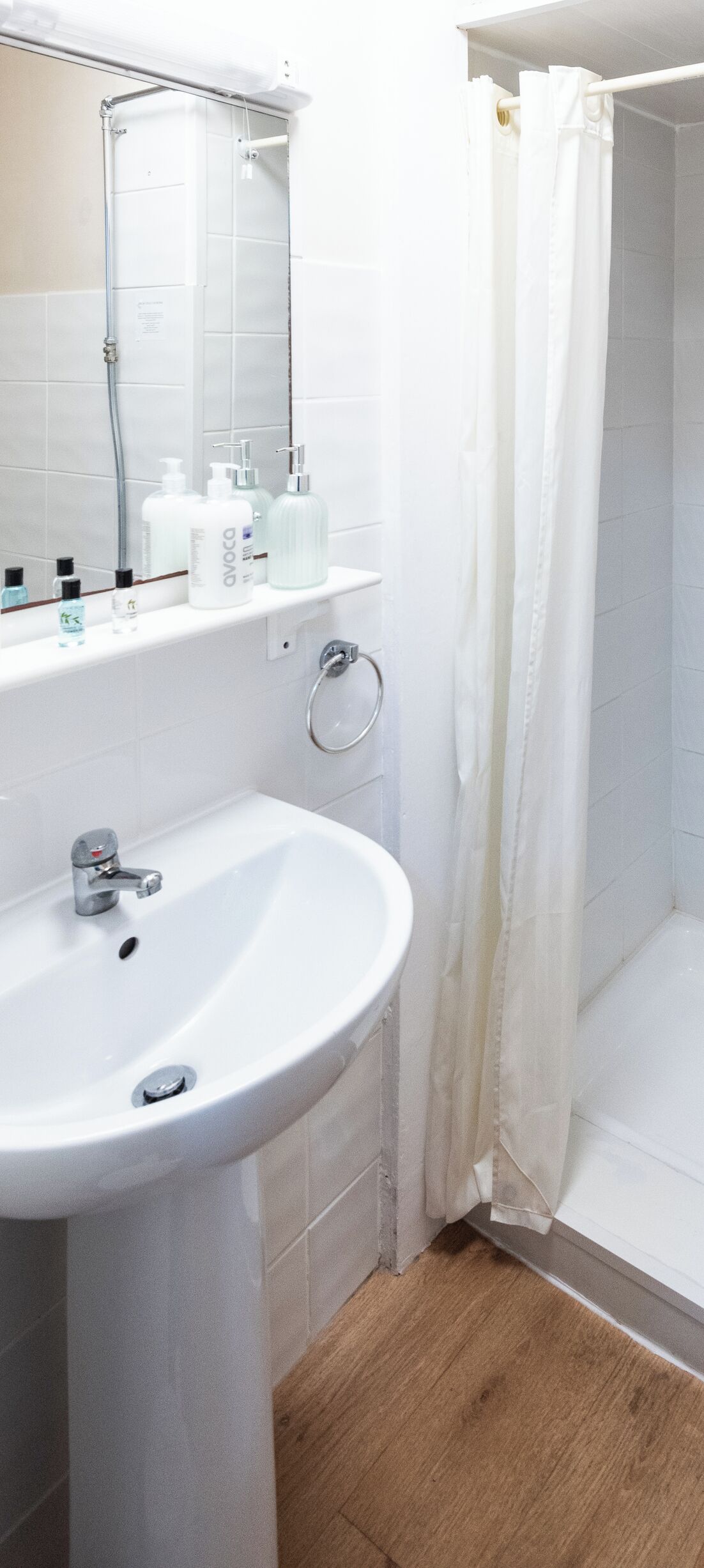 Douche, serviettes fournies, papier toilette
