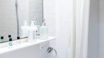 Douche, serviettes fournies, papier toilette