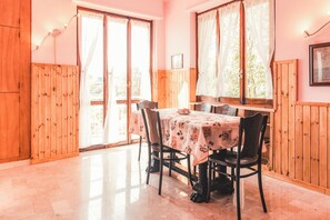 Apartment, Balkon, Stadtblick | Esszimmer
