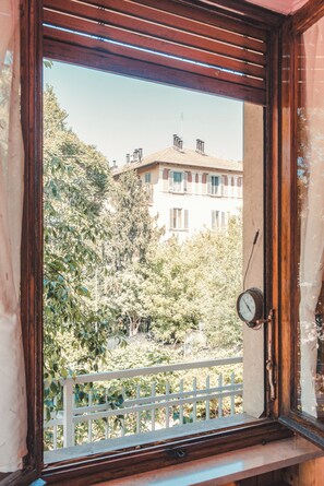 A window with a view of a building and trees. - Casa Agata (Turin)