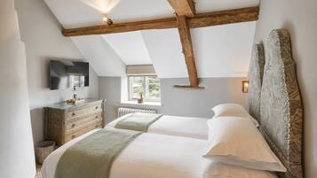 Cottage, 2 Bedrooms, Pets allowed, Garden View | Iron/ironing board, free WiFi