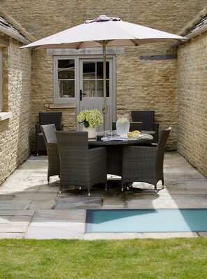 Terrace/patio - Grey's Court Cottages (Southrop)