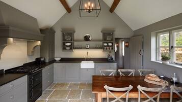 Cottage, 3 Bedrooms, Patio, Garden View | Private kitchen