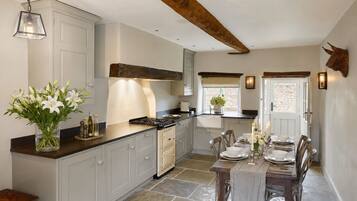 Cottage, 2 Bedrooms, Pets allowed, Garden View | Private kitchen