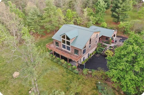 Towser’s Timber Lodge: Luxury Escape on Acreage