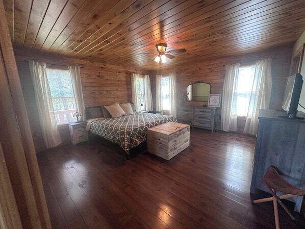 4 bedrooms, free WiFi, bed sheets, wheelchair access