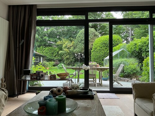 Charming 3-bedroom 2-bath home in Laren perfect for relaxing stays