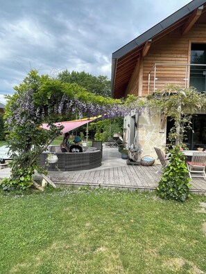Terrace/patio - Villa "le Boulot" artists' home (Gruffy)