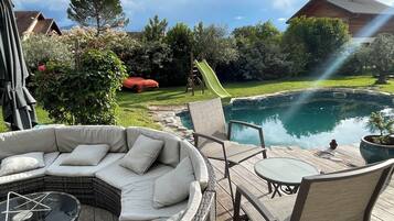 Una piscina al aire libre, una piscina climatizada