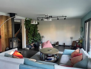 TV - Villa "le Boulot" artists' home (Gruffy)