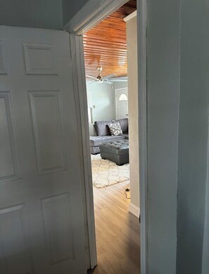 Living area - Stylish 2BR w/ Private Screened Lanai & Coffee Bar (Lake Wales)
