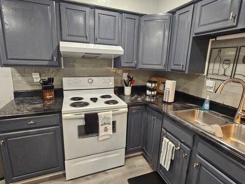 Stylish 2BR w/ Private Screened Lanai & Coffee Bar