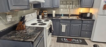 Stylish 2BR w/ Private Screened Lanai & Coffee Bar