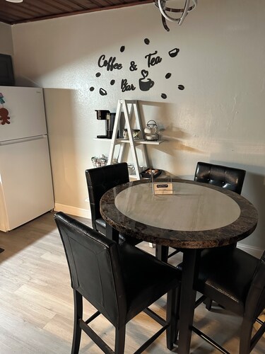 Stylish 2BR w/ Private Screened Lanai & Coffee Bar